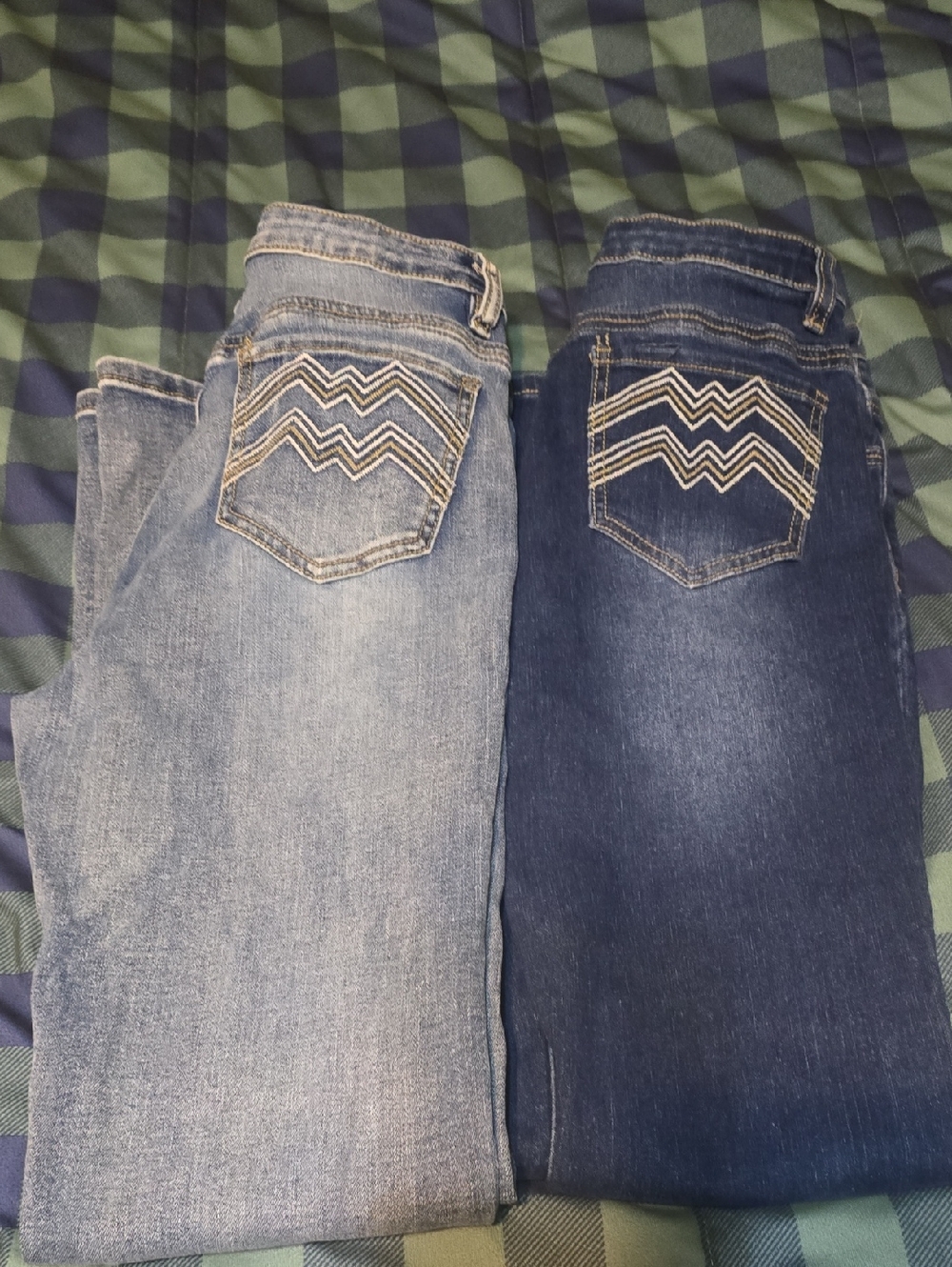 Women’s Classic Mid-Rise Straight Jeans in Light Blue and Dark Blue..size MEDIUM
